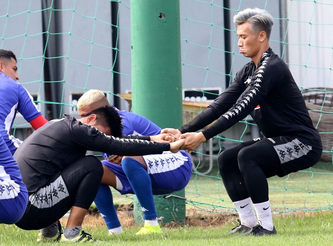 Thủ m&ocirc;n B&ugrave;i Tiến Dũng tự h&agrave;o v&igrave; kiếm được nhiều tiền từ quảng c&aacute;o