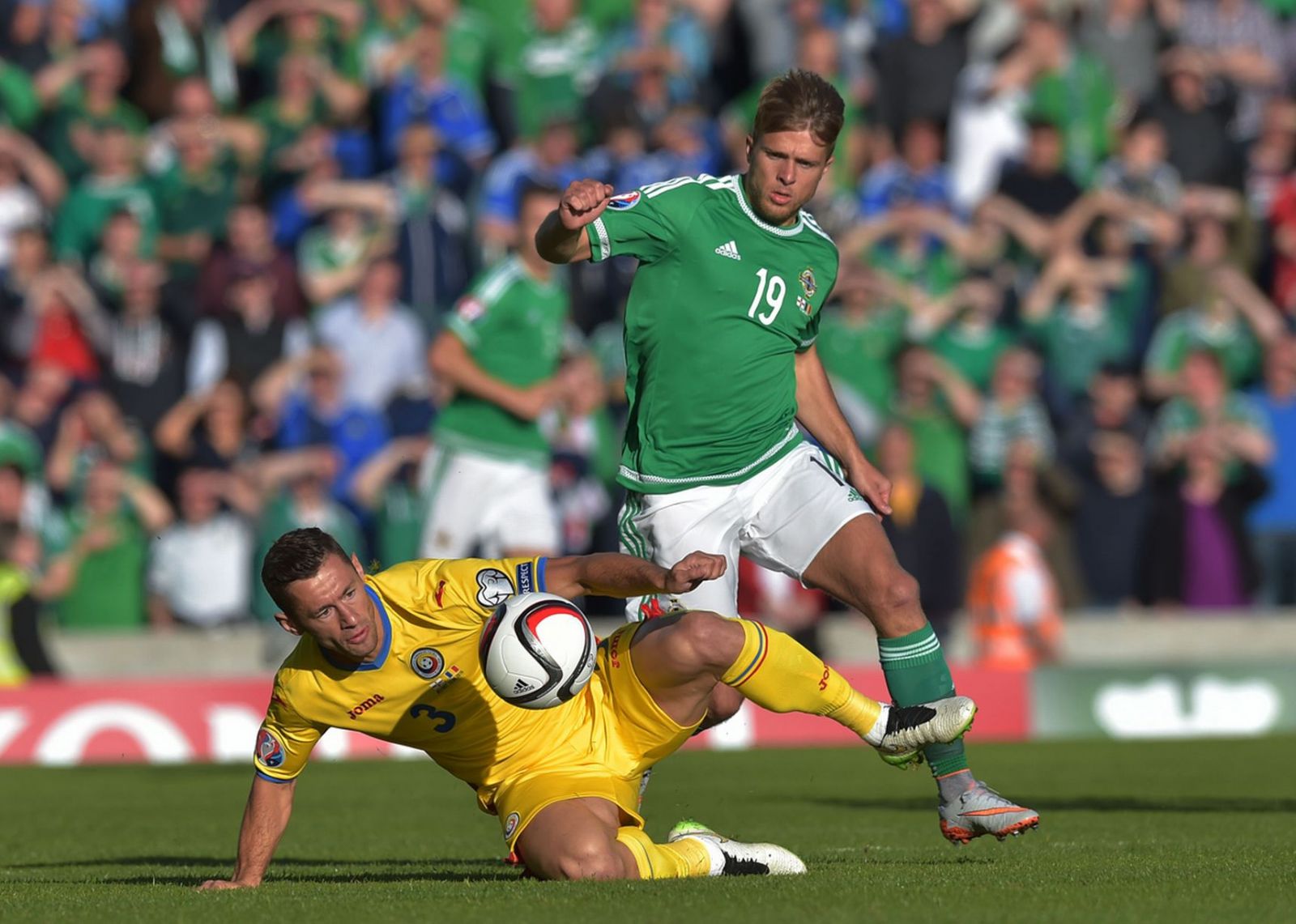 Romania vs Bắc Ireland (1h45 5/9): Kh&oacute; cho chủ nh&agrave;