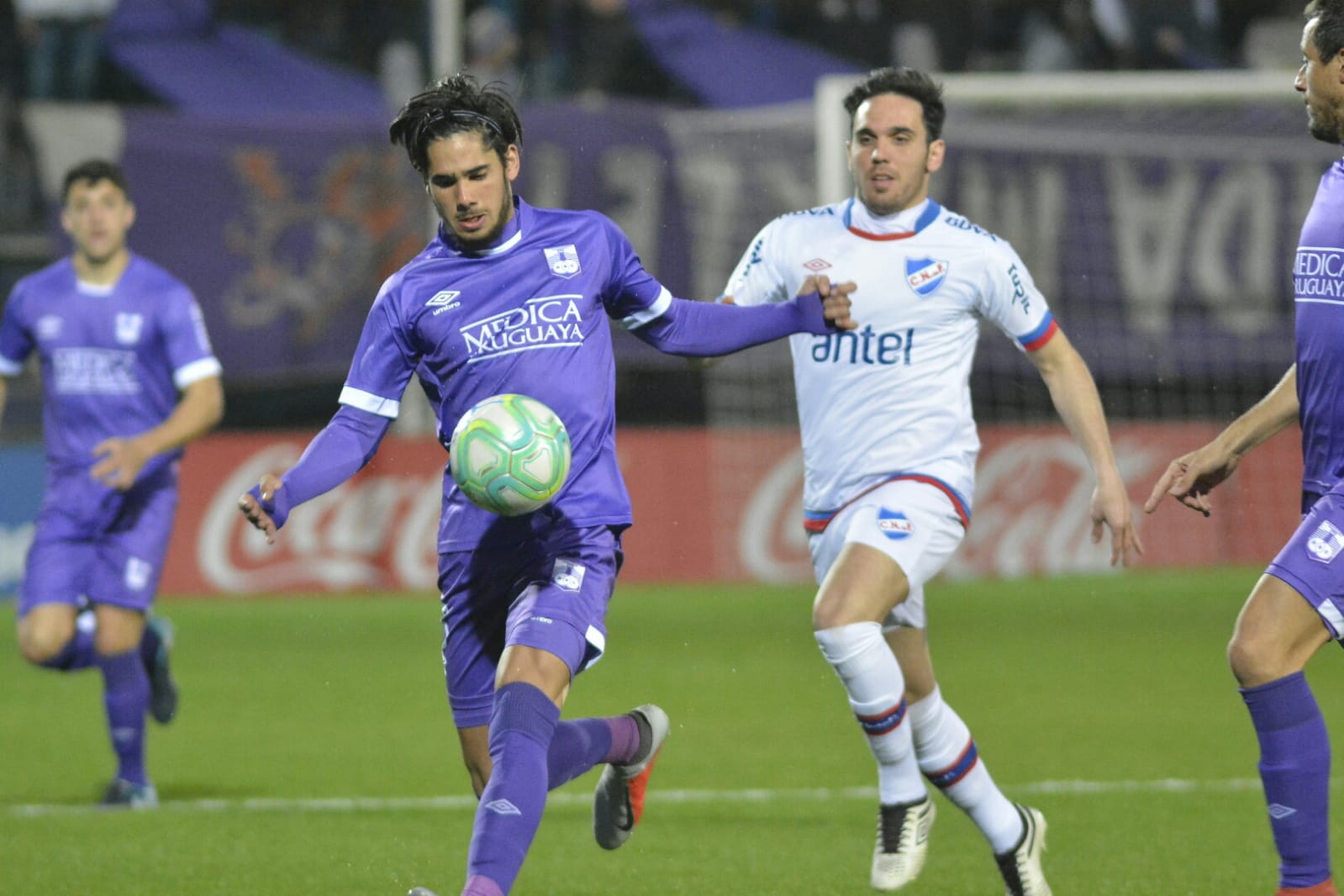 Defensor Sporting vs Nacional, 6h15 ng&agrave;y 11/9: Đối thủ kỵ rơ