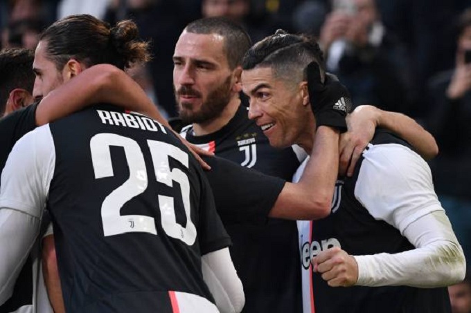 Juventus 4-0 Cagliari: Roanldo rực s&aacute;ng, Juventus tạm chiếm ng&ocirc;i đầu