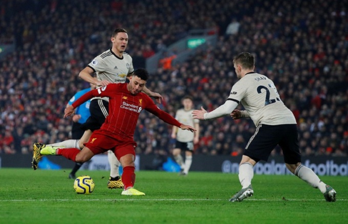 Liverpool 2-0 MU: Hạ đẹp MU, Liverpool c&ocirc; đơn tr&ecirc;n đỉnh