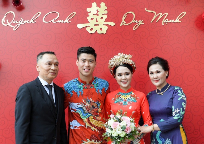 Ch&ugrave;m ảnh: Duy Mạnh, Quỳnh Anh rạng ngời trong lễ ăn hỏi