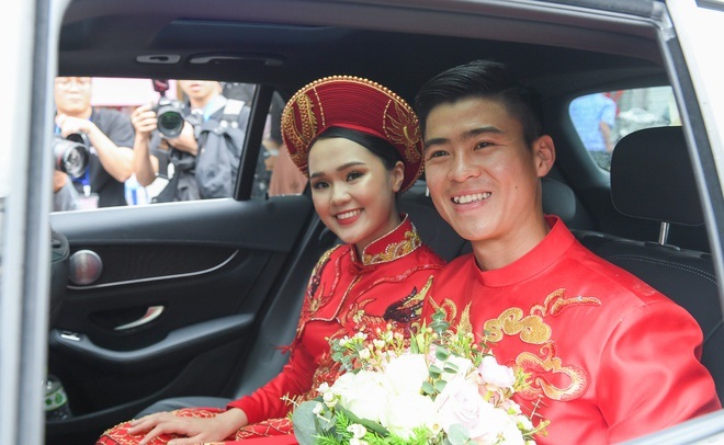 Ch&ugrave;m ảnh: Duy Mạnh, Quỳnh Anh rạng ngời trong lễ ăn hỏi