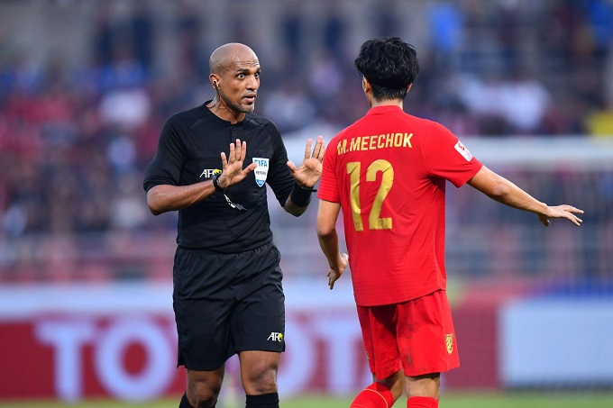 Tin tức b&oacute;ng đ&aacute; Việt Nam nổi bật 20/1: HLV Park Hang-seo nhận qu&agrave;