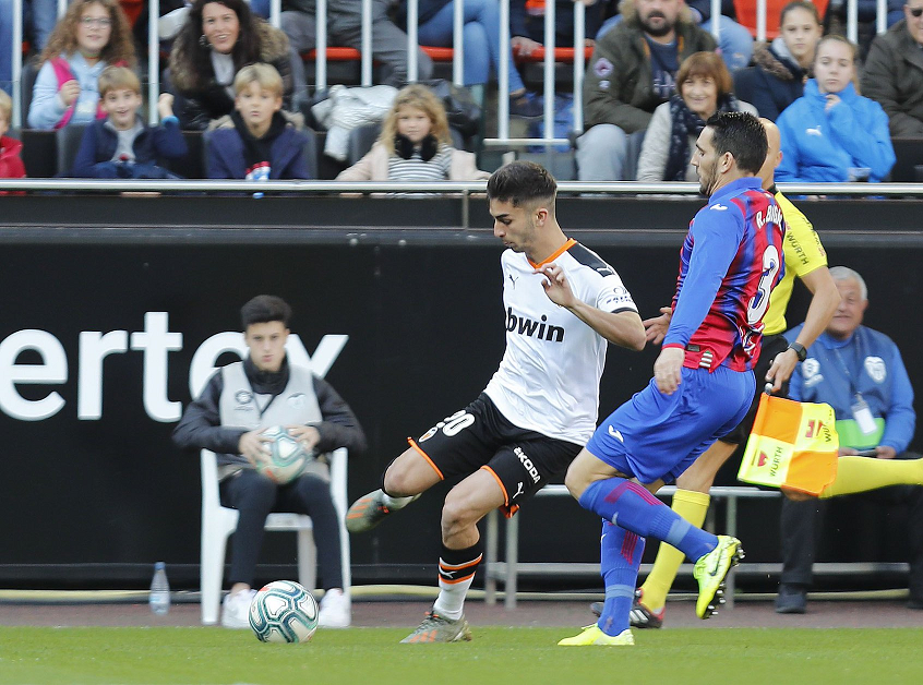 Valencia 1-0 Eibar: Bầy dơi ph&aacute; dớp nhờ c&ocirc;ng Maxi Gomez